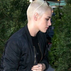 Kristen Stewart, les cheveux blonds et courts, se promène seule à New York le 9 mars 2017.