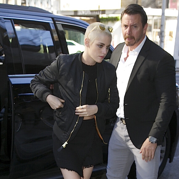 Kristen Stewart, les cheveux blonds et courts, à New York le 9 mars 2017.