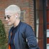 Kristen Stewart, les cheveux blonds et courts, quitte son hôtel à New York le 9 mars 2017.