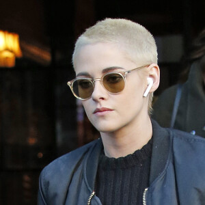 Kristen Stewart, les cheveux blonds et courts, quitte son hôtel à New York le 9 mars 2017.