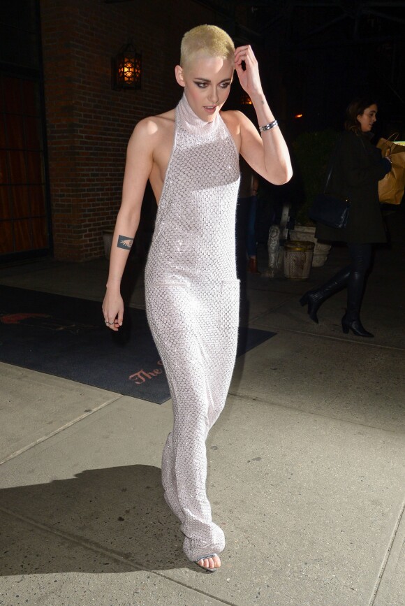 Kristen Stewart à la sortie de l'hôtel Bowery à New York, le 9 mars 2017. Elle participe à la première de Personal Shopper.