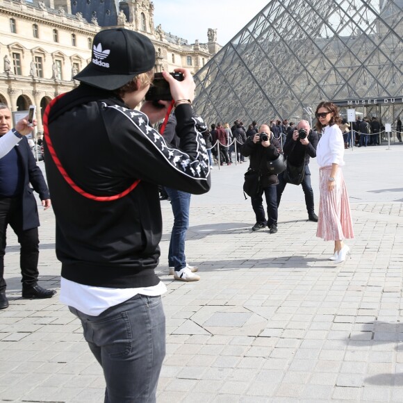 Victoria Beckham, son fils Brooklyn et le mannequin Sonia Ben Ammar devant la pyramide du Musée du Louvre à Paris. Le 11 mars 2017.