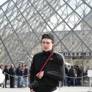 Victoria Beckham, son fils Brooklyn et le mannequin Sonia Ben Ammar devant la pyramide du Musée du Louvre à Paris. Le 11 mars 2017.