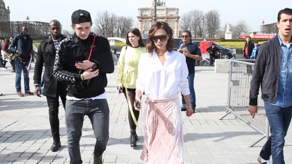 Victoria Beckham à Paris : Touriste avec son fils Brooklyn et Sonia Ben Ammar