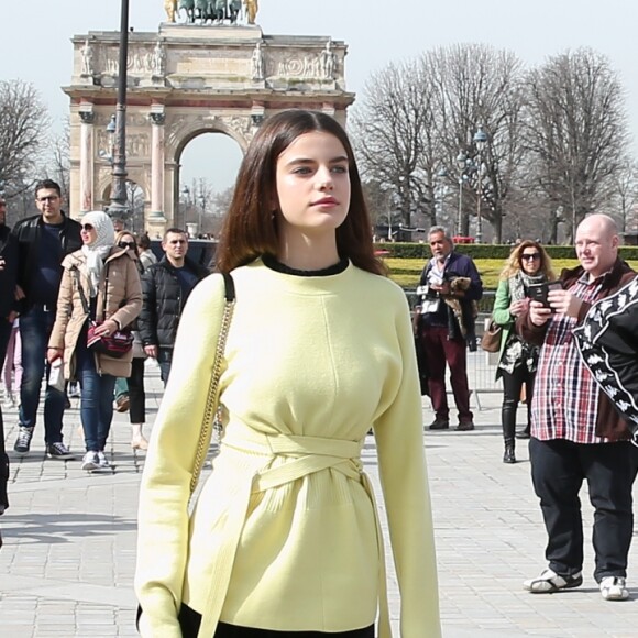 Victoria Beckham, son fils Brooklyn et le mannequin Sonia Ben Ammar devant la pyramide du Musée du Louvre à Paris. Le 11 mars 2017.
