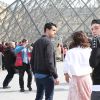 Victoria Beckham, son fils Brooklyn et le mannequin Sonia Ben Ammar devant la pyramide du Musée du Louvre à Paris. Le 11 mars 2017.