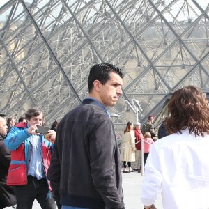 Victoria Beckham, son fils Brooklyn et le mannequin Sonia Ben Ammar devant la pyramide du Musée du Louvre à Paris. Le 11 mars 2017.