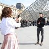 Victoria Beckham, son fils Brooklyn et le mannequin Sonia Ben Ammar devant la pyramide du Musée du Louvre à Paris. Le 11 mars 2017.