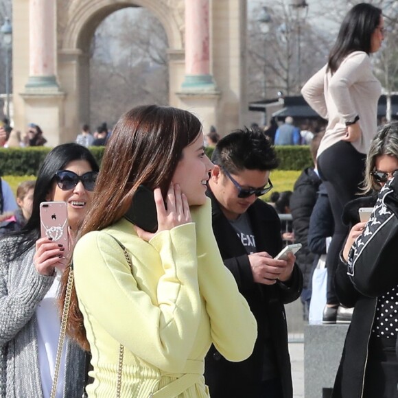 Victoria Beckham, son fils Brooklyn et le mannequin Sonia Ben Ammar devant la pyramide du Musée du Louvre à Paris. Le 11 mars 2017.