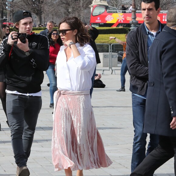 Victoria Beckham, son fils Brooklyn et le mannequin Sonia Ben Ammar devant la pyramide du Musée du Louvre à Paris. Le 11 mars 2017.
