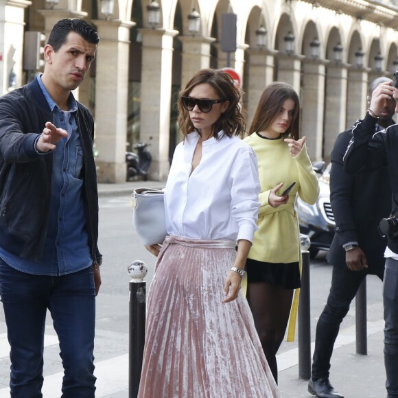 Victoria Beckham, son fils Brooklyn et Sonia Ben Ammar arrivent au Musée du Louvre à Paris. Le 11 mars 2017.