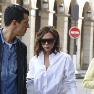 Victoria Beckham, son fils Brooklyn et Sonia Ben Ammar arrivent au Musée du Louvre à Paris. Le 11 mars 2017.