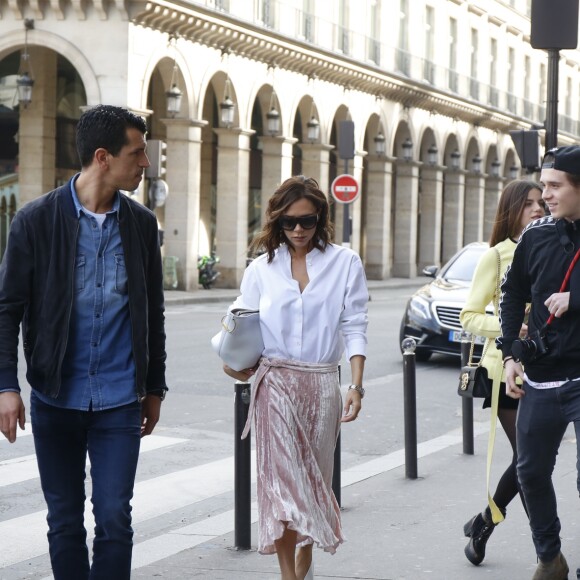 Victoria Beckham, son fils Brooklyn et Sonia Ben Ammar arrivent au Musée du Louvre à Paris. Le 11 mars 2017.