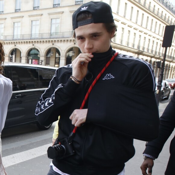Victoria Beckham, son fils Brooklyn et Sonia Ben Ammar arrivent au Musée du Louvre à Paris. Le 11 mars 2017.