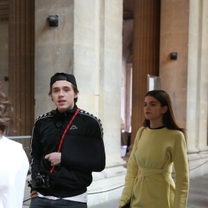 Victoria Beckham, son fils Brooklyn et Sonia Ben Ammar arrivent au Musée du Louvre à Paris. Le 11 mars 2017.