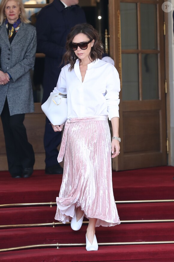 Victoria Beckham et son fils Brooklyn quittent le Ritz à Paris, pour se rendre au Musée du Louvre. Le 11 mars 2017.