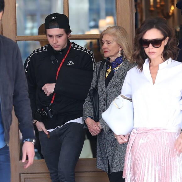 Victoria Beckham et son fils Brooklyn quittent le Ritz à Paris, pour se rendre au Musée du Louvre. Le 11 mars 2017.