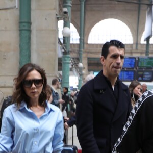 Victoria Beckham et son fils Brooklyn arrivent à Paris par l'Eurostar en provenance de Londres, le 10 mars 2017.