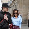 Victoria Beckham et son fils Brooklyn arrivent à Paris par l'Eurostar en provenance de Londres, le 10 mars 2017.