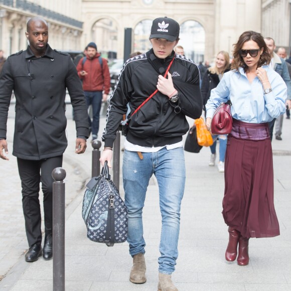 Victoria Beckham et son fils Brooklyn arrivent à Paris par l'Eurostar en provenance de Londres, le 10 mars 2017.