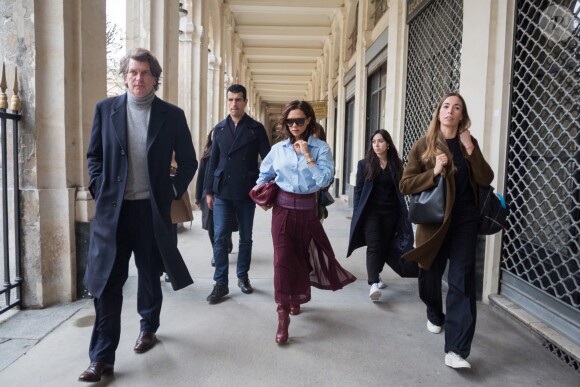 Victoria Beckham se promene dans les galeries du Palais-Royal à Paris le 10 mars 2017.