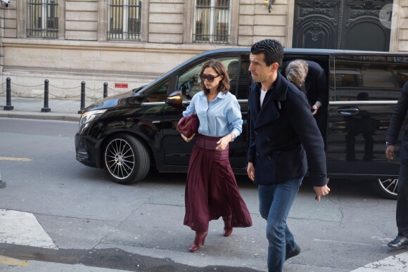 Exclusif - Victoria Beckham arrive au magasin "Comme des Garçons", rue du Faubourg Saint Honoré à Paris le 10 mars 2017.