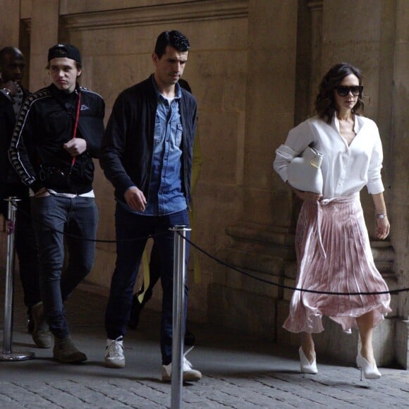 Victoria Beckham, son fils Brooklyn et Sonia Ben Ammar au Musée du Louvre à Paris. Le 11 mars 2017.