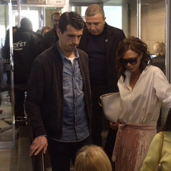 Victoria Beckham, son fils Brooklyn et Sonia Ben Ammar au Musée du Louvre à Paris. Le 11 mars 2017.