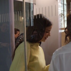 Victoria Beckham, son fils Brooklyn et Sonia Ben Ammar au Musée du Louvre à Paris. Le 11 mars 2017.