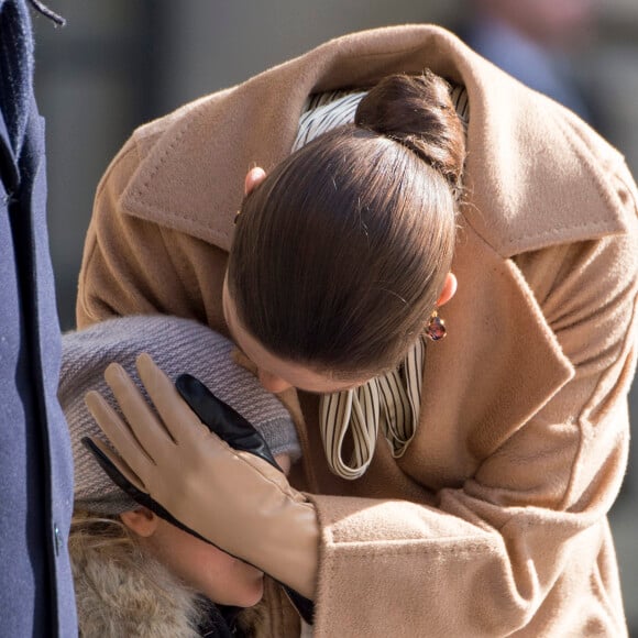 La princesse Estelle et la princesse Victoria, instant câlin - Céremonie en l'honneur de la princesse Victoria de Suède le jour de la Sainte Victoria au palais Royal à Stockholm le 12 mars 2017.