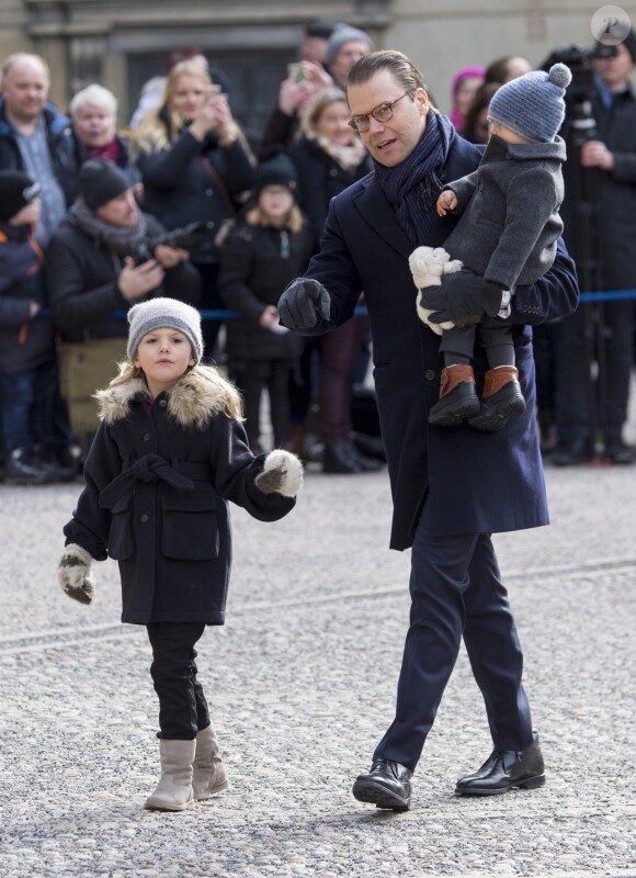 Le prince Daniel avec ses enfants la princesse Estelle et le prince Oscar - Céremonie en l'honneur de la princesse Victoria de Suède le jour de la Sainte Victoria au palais Royal à Stockholm le 12 mars 2017.