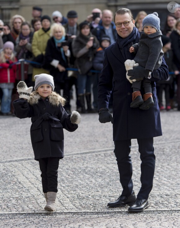 Le prince Daniel avec ses enfants la princesse Estelle et le prince Oscar - Céremonie en l'honneur de la princesse Victoria de Suède le jour de la Sainte Victoria au palais Royal à Stockholm le 12 mars 2017.
