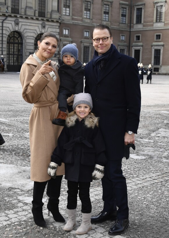 La princesse Victoria de Suède a célébré en famille, avec son mari Daniel et leurs enfants Estelle et Oscar, et en public le 12 mars 2017 la sainte Victoria, dans la cour intérieure du palais Drottningholm, à Stockholm.