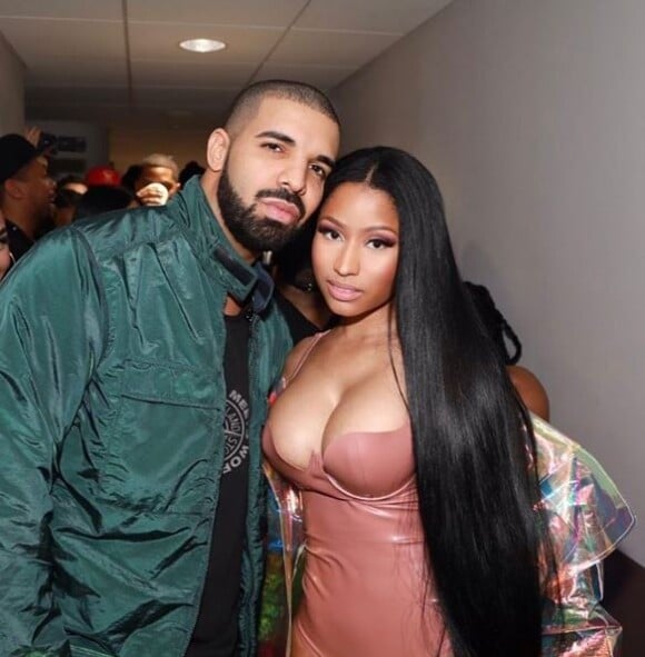 Nicki Minaj pose avec Drake dans les coulisses de son concert à l'AccorHotels Arena, à Paris, le 12 mars 2017.