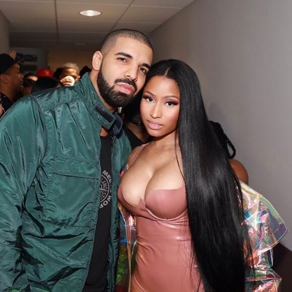Nicki Minaj pose avec Drake dans les coulisses de son concert à l'AccorHotels Arena, à Paris, le 12 mars 2017.
