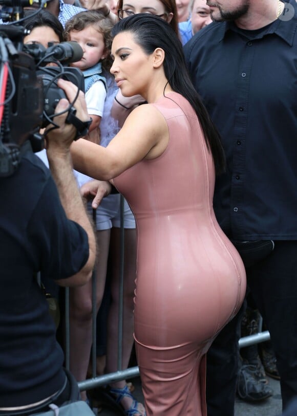 Kim Kardashian, enceinte et sexy dans une robe en latex Atsuko Kudo, assiste au lancement des boissons Hype Energy à Nashville, le 2 juin 2015.