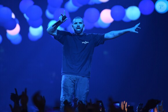 La rappeur Drake en concert à l'AccorHotels Arena lors de sa tournée "The Boy Meets World Tour" à Paris le 12 mars 2017. © Lionel Urman/Bestimage