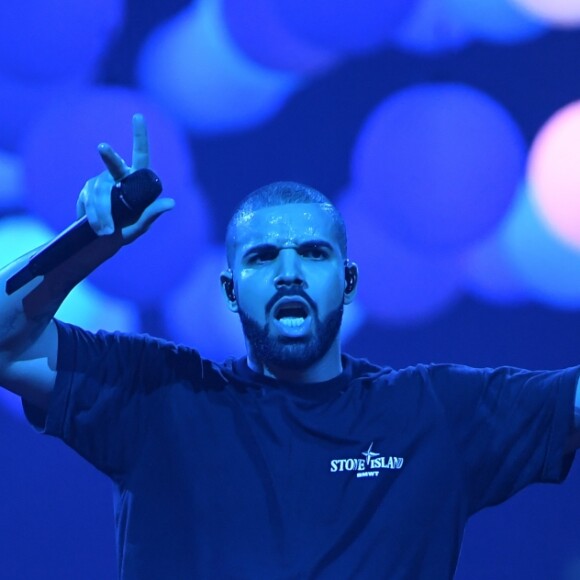 La rappeur Drake en concert à l'AccorHotels Arena lors de sa tournée "The Boy Meets World Tour" à Paris le 12 mars 2017. © Lionel Urman/Bestimage