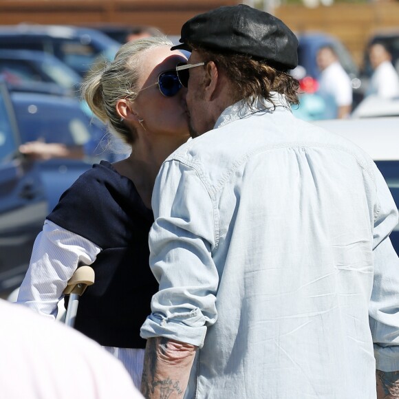 Johnny Hallyday avec sa femme Laeticia, qui marche toujours avec des béquilles, accompagnés de Maxim Nucci (Yodelice), arrivent au restaurant "Soho House" à Malibu, le 09 mars 2017.