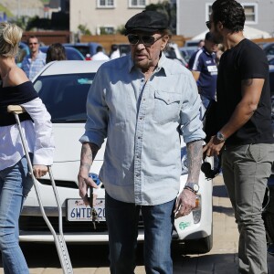 Johnny Hallyday avec sa femme Laeticia, qui marche toujours avec des béquilles, accompagnés de Maxim Nucci (Yodelice), arrivent au restaurant "Soho House" à Malibu, le 09 mars 2017.