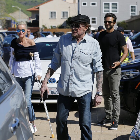 Johnny Hallyday avec sa femme Laeticia, qui marche toujours avec des béquilles, accompagnés de Maxim Nucci (Yodelice), arrivent au restaurant "Soho House" à Malibu, le 09 mars 2017.