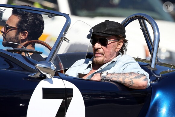 Johnny Hallyday accompagné de Maxim Nucci (Yodelice), arrive au restaurant "Soho House" à Malibu, au volant de son cabriolet AC Cobra, le 9 mars 2017.