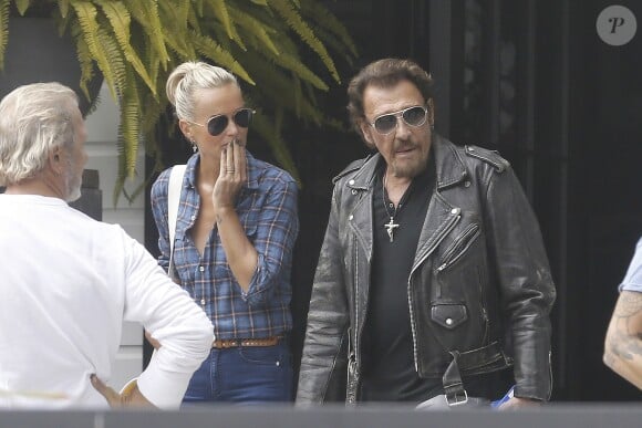 Exclusif - Johnny Hallyday et sa femme Laeticia Hallyday quittent leur propriété de Pacific Palissades le 12 septembre 2016 pour aller faire une virée à moto et faire "Easy Rider" à l'envers.
