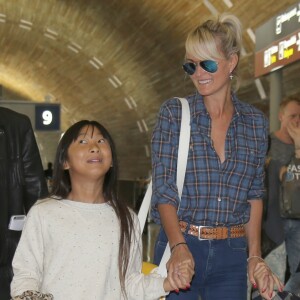 Exclusif - Johnny Hallyday repart en famille avec sa femme Laeticia, ses filles Jade et Joy et Eliette, la grand-mère de Laeticia à Saint-Barthélemy de l'aéroport Roissy Charles de Gaulle le 27 juillet 2016.