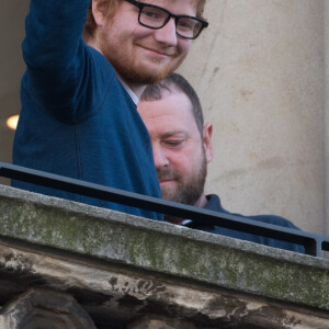 Ed Sheeran salue ses fans depuis le balcon Mondadori Megastore de la piazza del Duomo à Milan, le 12 mars 2017.