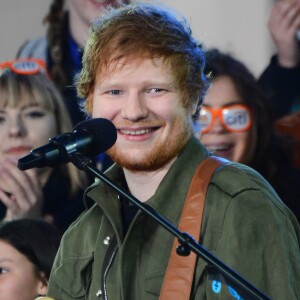 Ed Sheeran chante sur le plateau du "NBC's Today Show" au Rockefeller Plaza à New York, le 8 mars 2017.