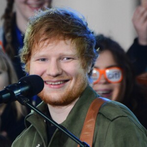 Ed Sheeran chante sur le plateau du "NBC's Today Show" au Rockefeller Plaza à New York, le 8 mars 2017.