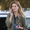 Mischa Barton se balade et téléphone dans les rues de Studio City le 5 mars 2017