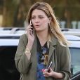 Mischa Barton se balade et téléphone dans les rues de Studio City le 5 mars 2017