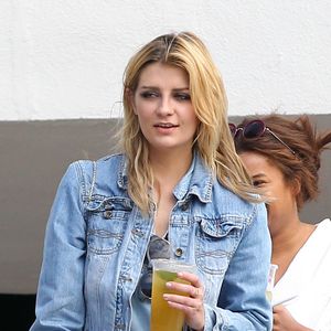 Mischa Barton se promène au volant d'une Cadillac à Los Angeles, le 8 décembre 2016.